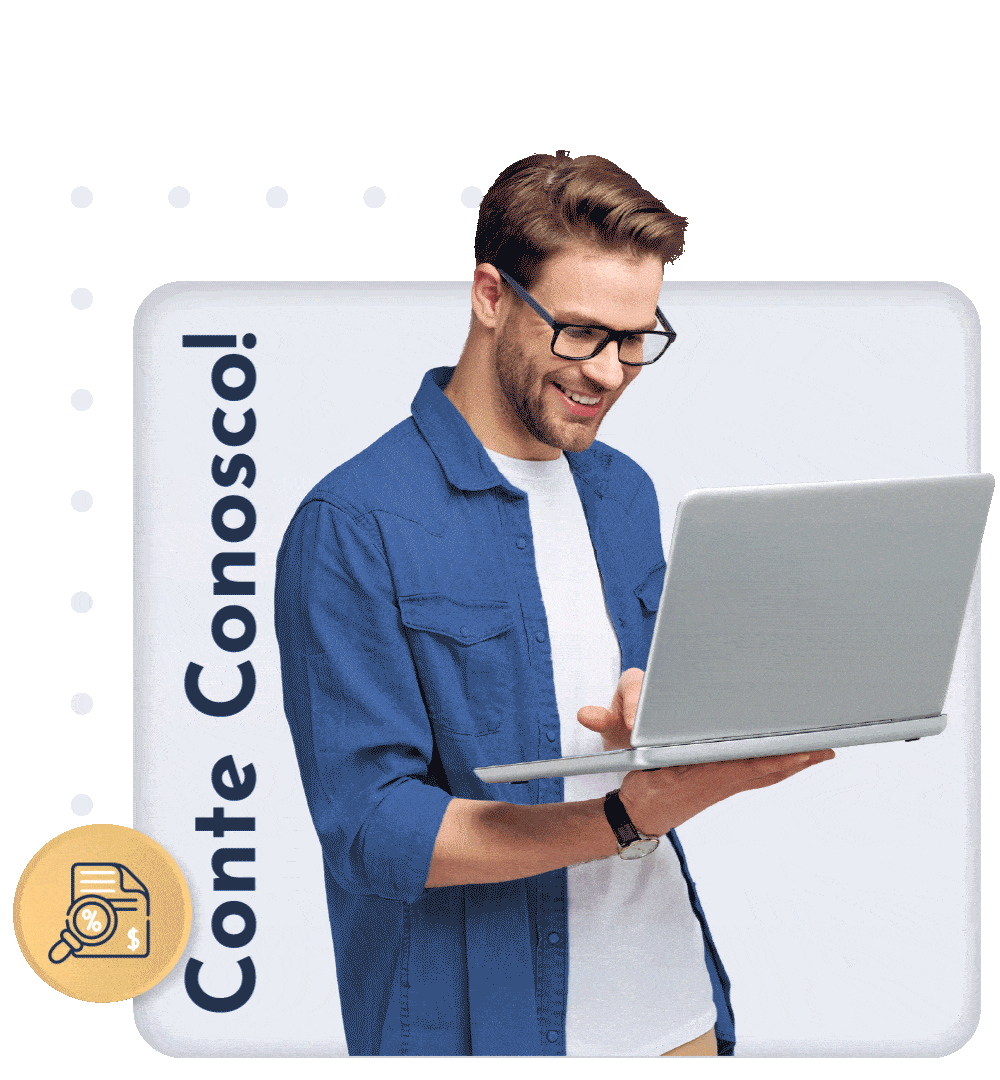 Imagem de um homem sorrindo, de óculos e segurando um notebook.